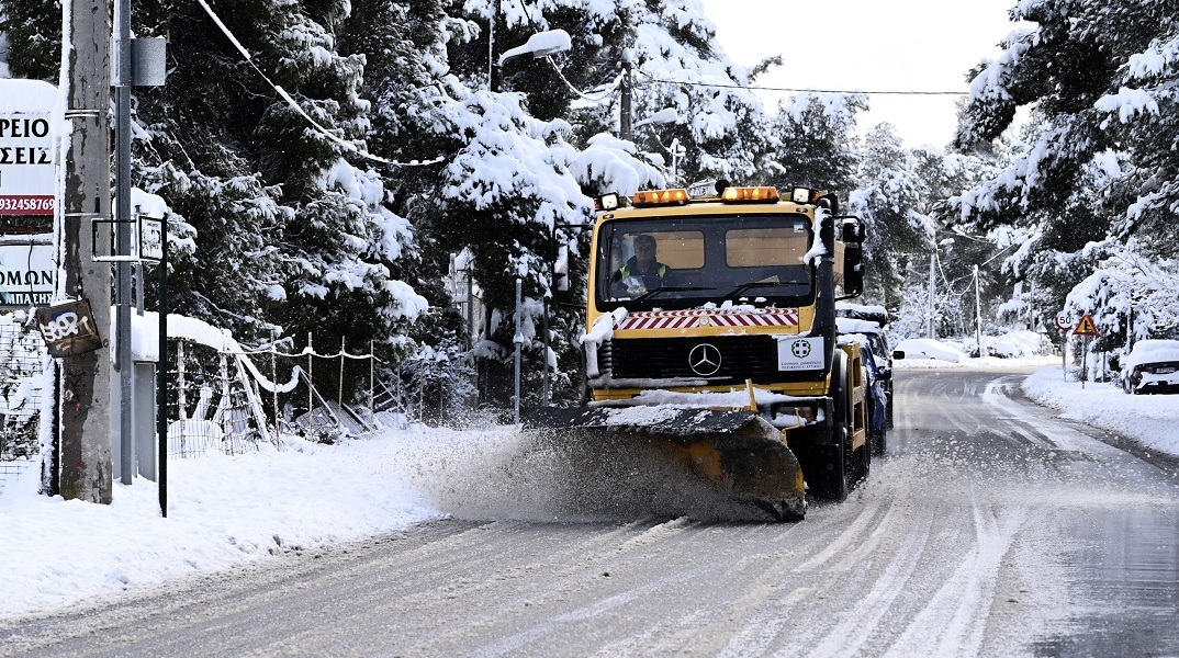 Κακοκαιρία «Μπάρμπαρα»: Ποιοι δρόμοι παραμένουν κλειστοί