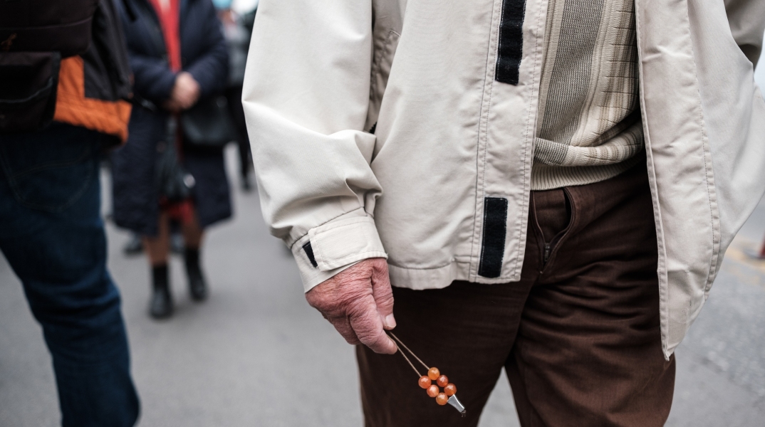 Συνταξιούχος με κομπολόι στο χέρι