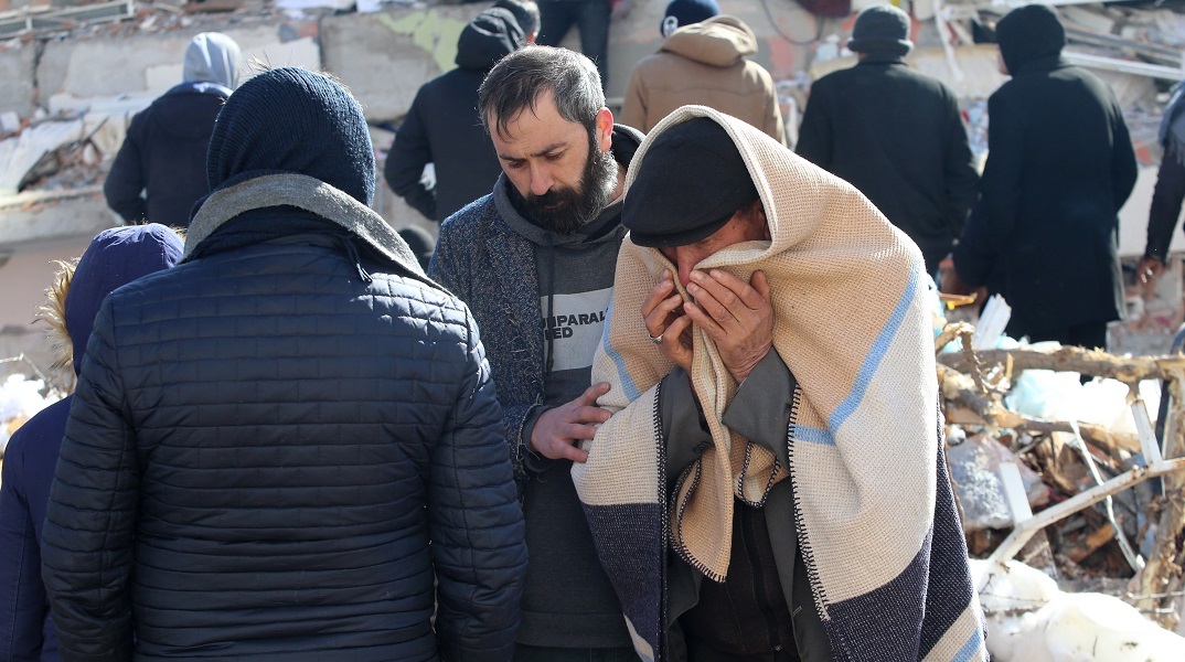 Σεισμός στην Τουρκία: Οι επιζώντες αναζητούν τους συγγενείς τους σε γήπεδα και χώρους στάθμευσης