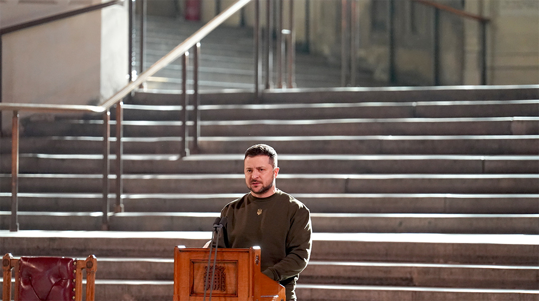 Στιγμιότυπο από την ομιλία του Βολοντίμιρ Ζελένσκι στην κεντρική αίθουσα του Κοινοβουλίου του Γουεστμίνστερ