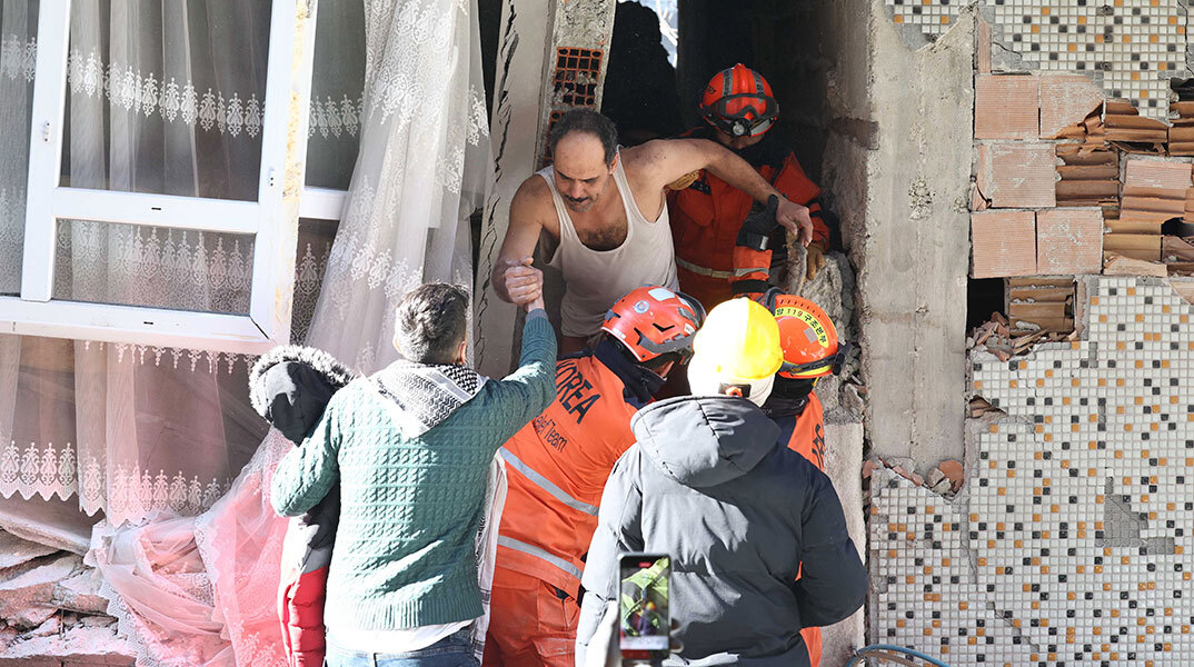 Απεγκλωβισμός άνδρα από γκρεμισμένο σπίτι στην Τουρκία μετά τον σεισμό