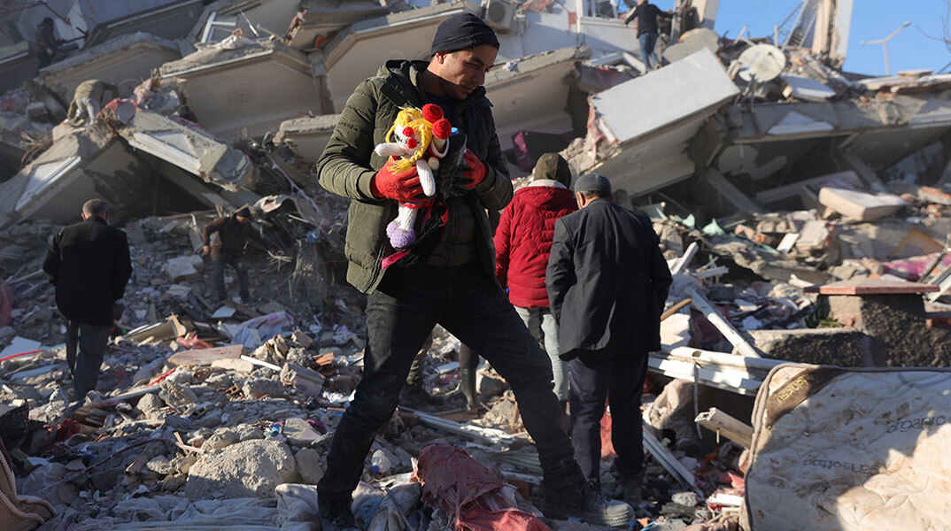 Ο σεισμός στην Τουρκία ισοπέδωσε σπίτια