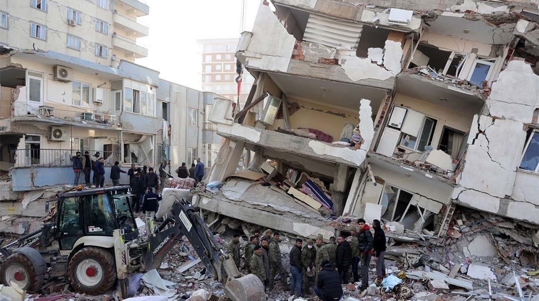 Πολυκατοικίες κατέρρευσαν σαν χάρτινοι πύργοι μετά τον φονικό σεισμό που χτύπησε την Τουρκία και τη Συρία