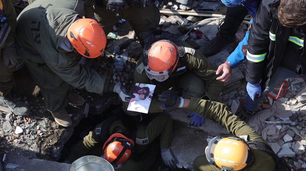 Σεισμός στην Τουρκία: Οργή για τον12ωρο αποκλεισμό πρόσβασης στο Twitter κατά τις κρίσιμες ώρες που άνθρωποι προσπαθούν να βρουν τα αγαπημένα τους πρόσωπα