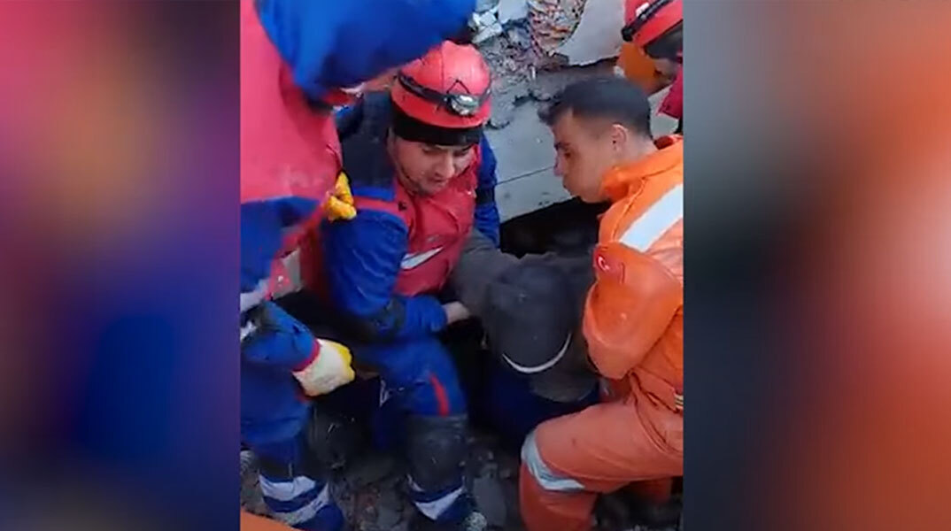 Διασώστες στην Τουρκία απεγκλώβισαν ηλικιωμένο 56 ώρες μετά τον σεισμό