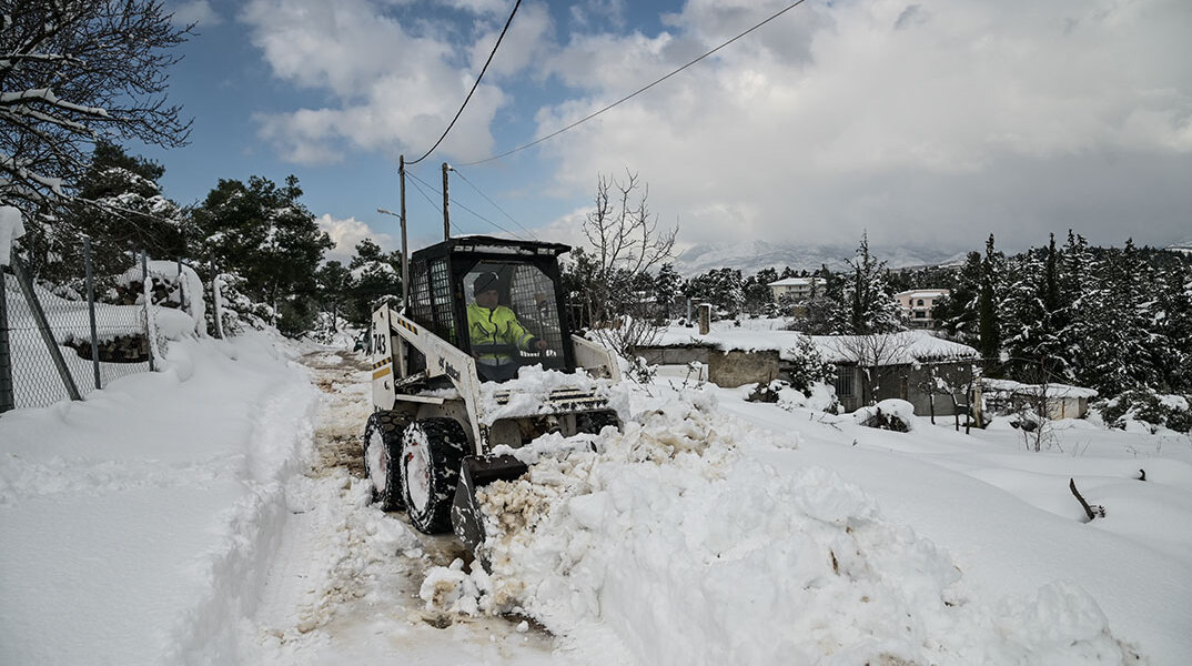 Παραμένουν τα χιόνια στον Διόνυσο που έφερε η κακοκαιρία Μπάρμπαρα