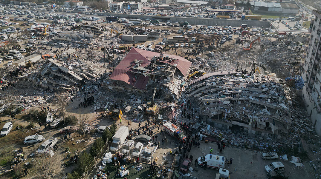 Στην Τουρκία ο σεισμός ισοπέδωσε οικοδομικό τετράγωνο στην πόλη Καχραμανμαράς