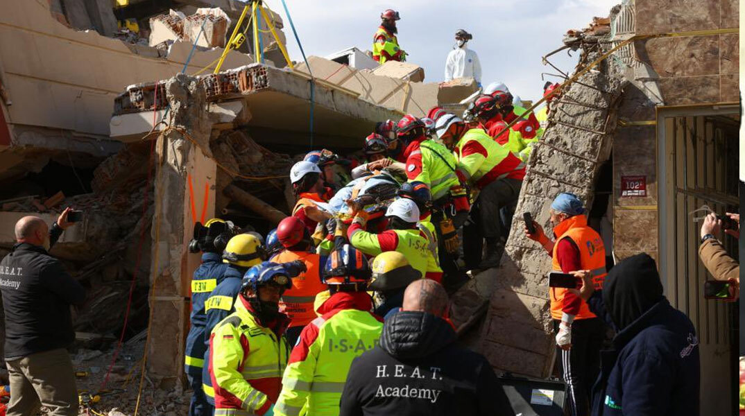 Διασώστες στην Τουρκία ανέσυραν ζωντανή μια 40χρονη από τα ερείπια 104 ώρες μετά τον σεισμό