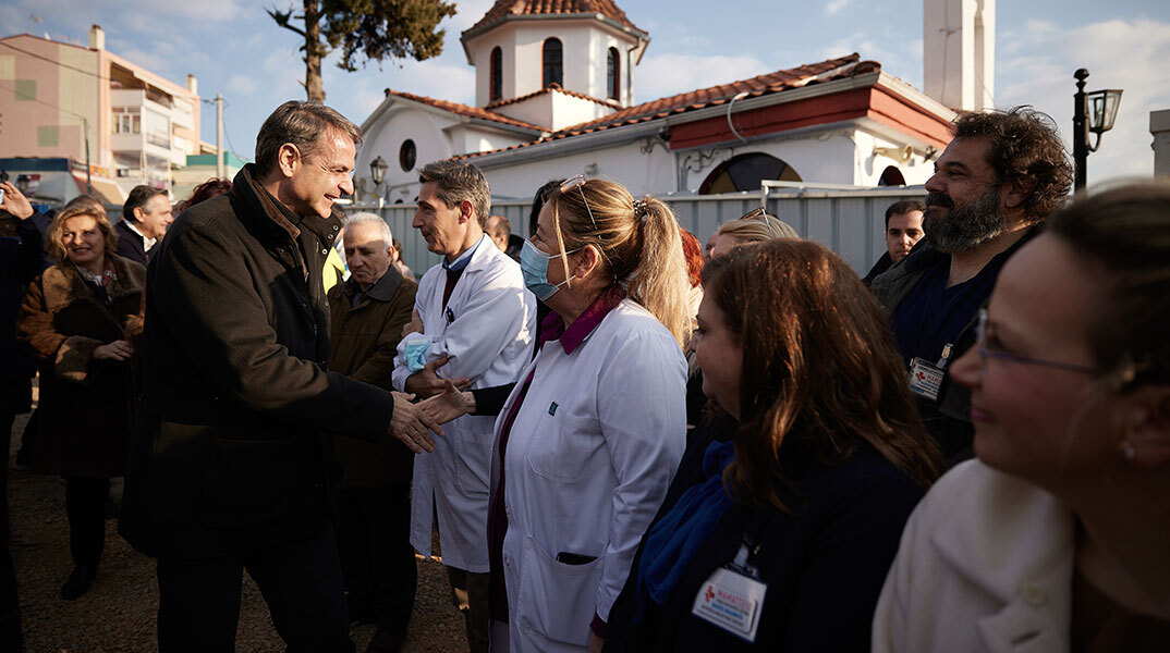 Ο πρωθυπουργός Κυριάκος Μητσοτάκης χαιρετά γιατρούς και νοσηλευτές στο «Μαμάτσειο» Νοσοκομείο Κοζάνης