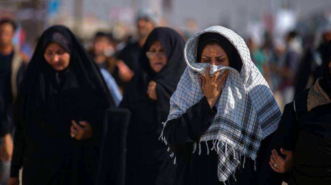 Γυναίκες με μαντίλα στο Ιράν