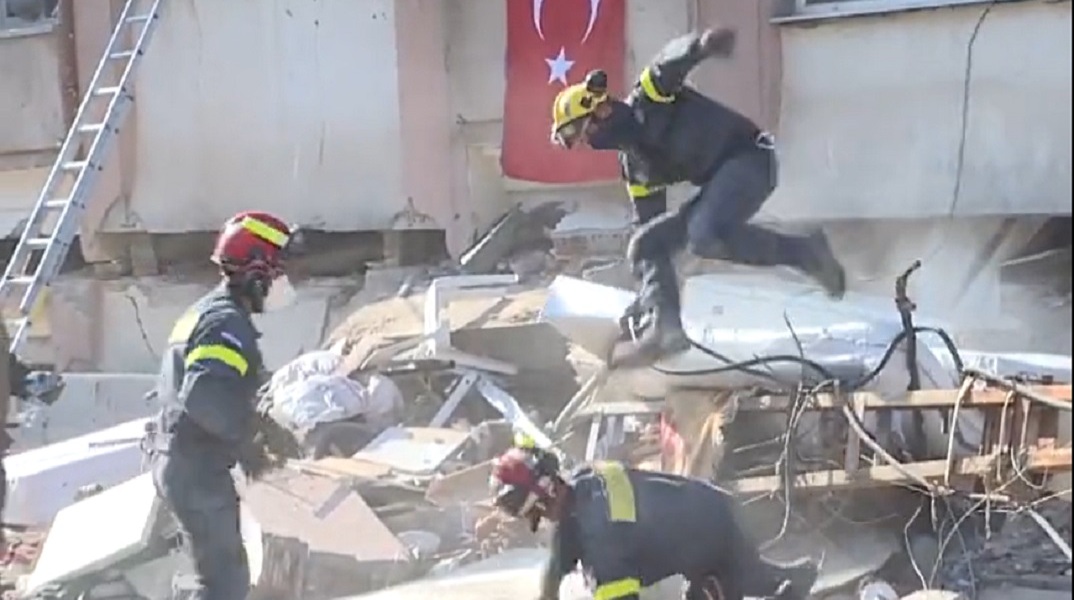 Σεισμός στην Τουρκία: Διασώστες πηδούν έξω από κτίριο μετά από μετασεισμό