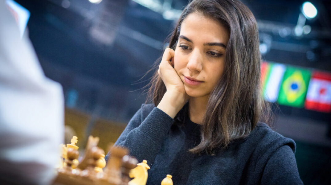 Η νέα ζωή της Ιρανής αυτοεξόριστης πρωταθλήτριας σκακιού στην Ισπανία