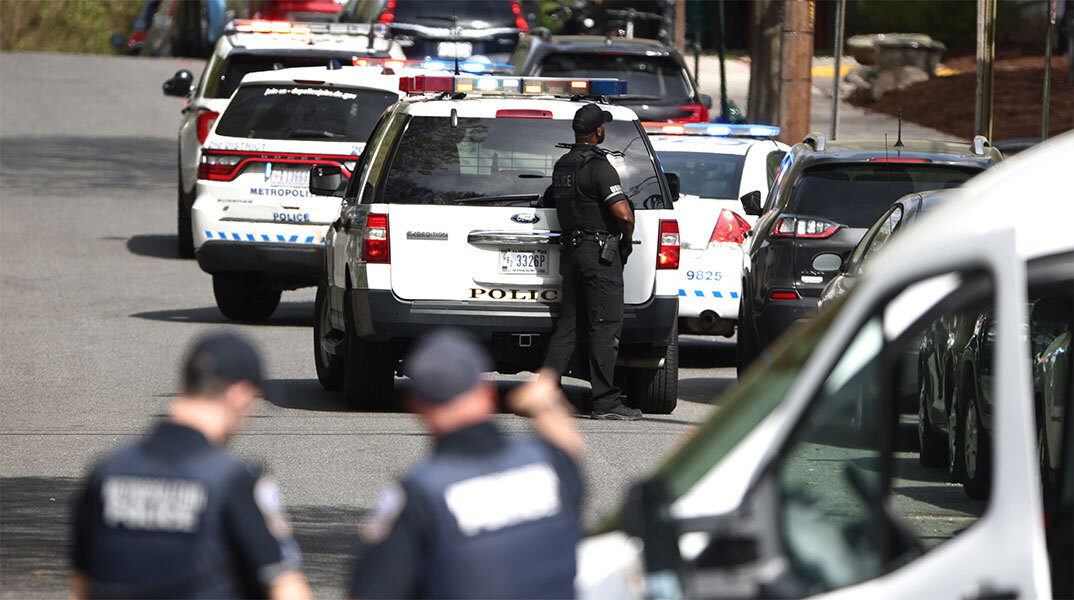 Αμερικανοί αστυνομικοί έχουν αποκλείσει περιοχή όπου σημειώνονται πυροβολισμοί