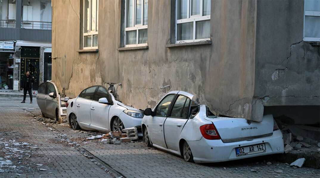 Κτήριο ανασηκώθηκε από τον σεισμό στην Τουρκία και προσγειώθηκε σε αυτοκίνητα