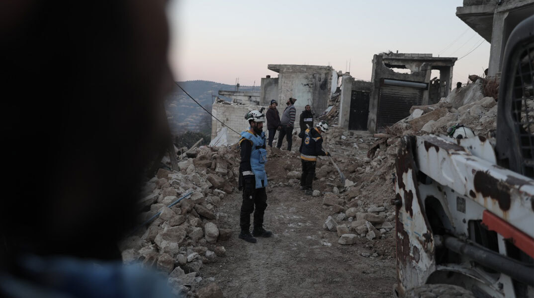 Διασώστες στη Συρία ψάχνουν επιζώντες στα χαλάσματα κτιρίων μετά τον σεισμό
