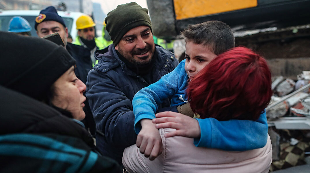 8χρονο παιδί βγαίνει ζωντανό από τα χαλάσματα πολυκατοικίας στην Τουρκία μετά τον σεισμό