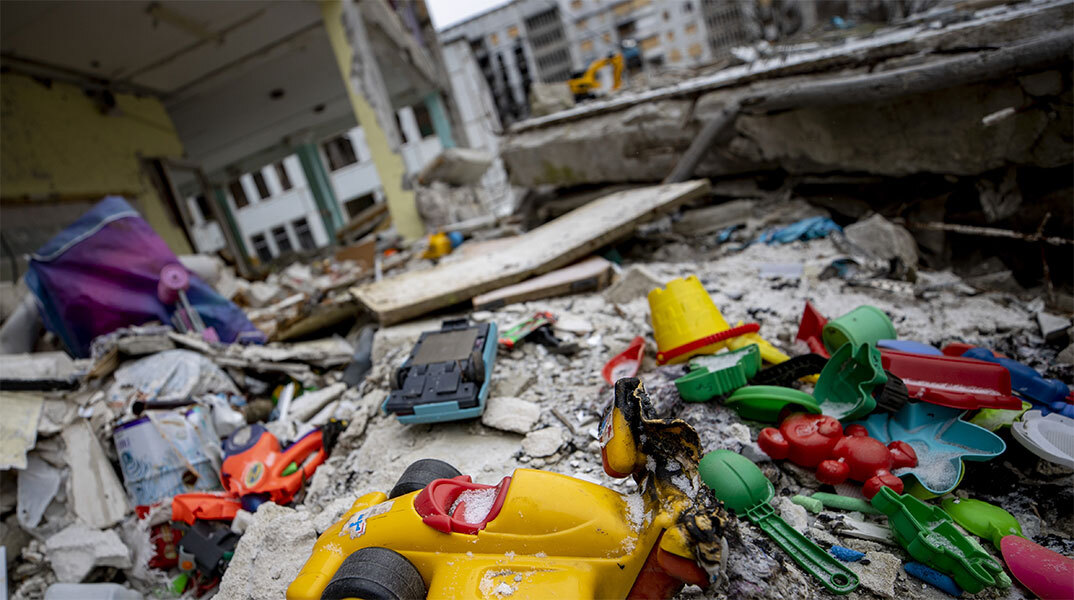 Διασκορπισμένα παιχνίδια ανάμεσα σε χαλάσματα