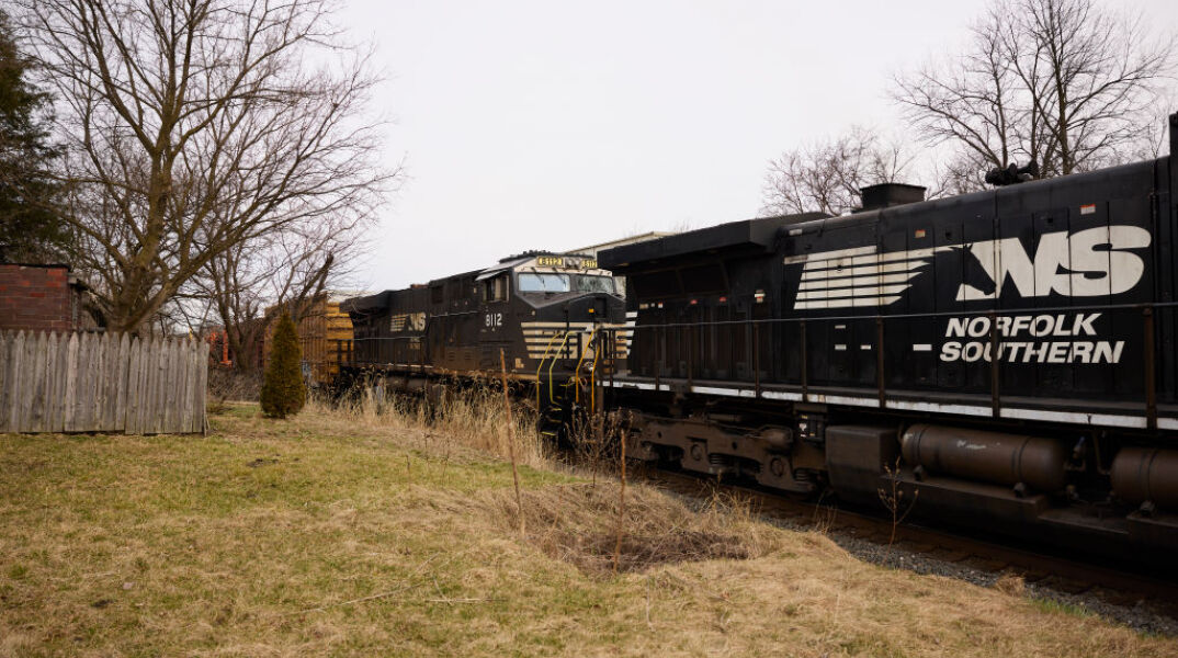 Εκτροχιασμός τρένου στο Ohio: Τι ξέρουμε μέχρι τώρα για την πρωτοφανή οικολογική καταστροφή