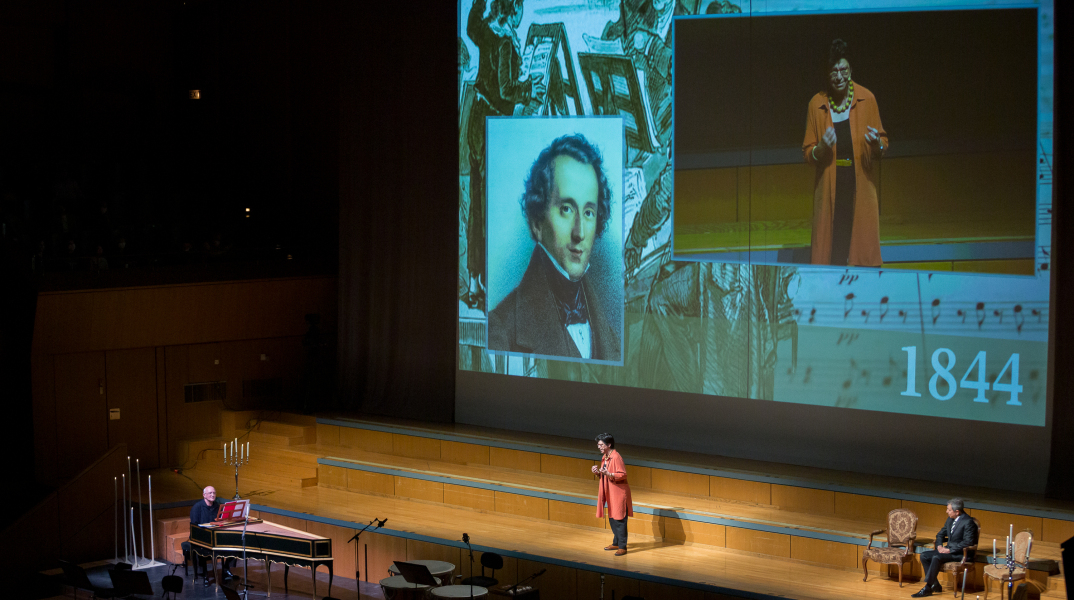 Στιγμιότυπο από συναυλία του κύκλου «Ταξίδι στο Κέντρο της Μουσικής», με τη Μαρία Ευθυμίου, τον Χρίστο Παγεωργίου και τον Λουκά Καρυτινό 