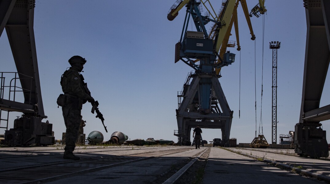 Ρώσοι στρατιώτες στο λιμάνι της Μαριούπολης στη νότια Ουκρανία
