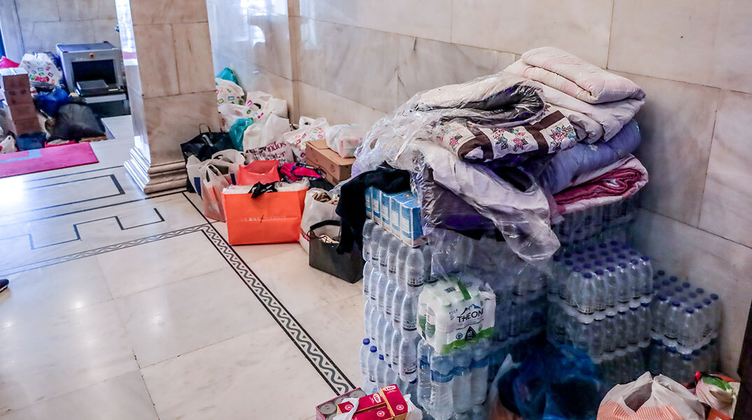 Ανθρωπιστική βοήθεια για τους σεισμοπαθείς σε Τουρκία και Συρία συγκεντρώνεται στο Δημαρχείο της Αθήνας