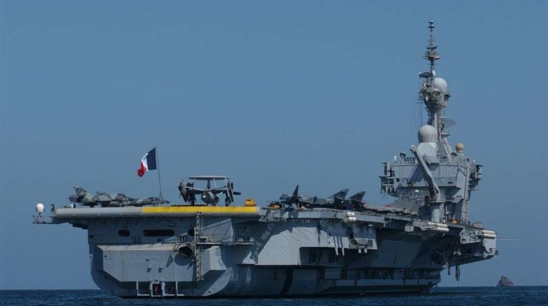 Το γαλλικό αεροπλανοφόρο « Charles-De-Gaulle » επισκέπτεται την Ελλάδα ,αγκυροβόλησε χθες στον κόλπο του Φαλήρου/ ΦΩΤΟΓΡΑΦΙΑ ΑΡΧΕΙΟΥ' ΓΑΛΛΙΚΗ ΠΡΕΣΒΕΙΑ