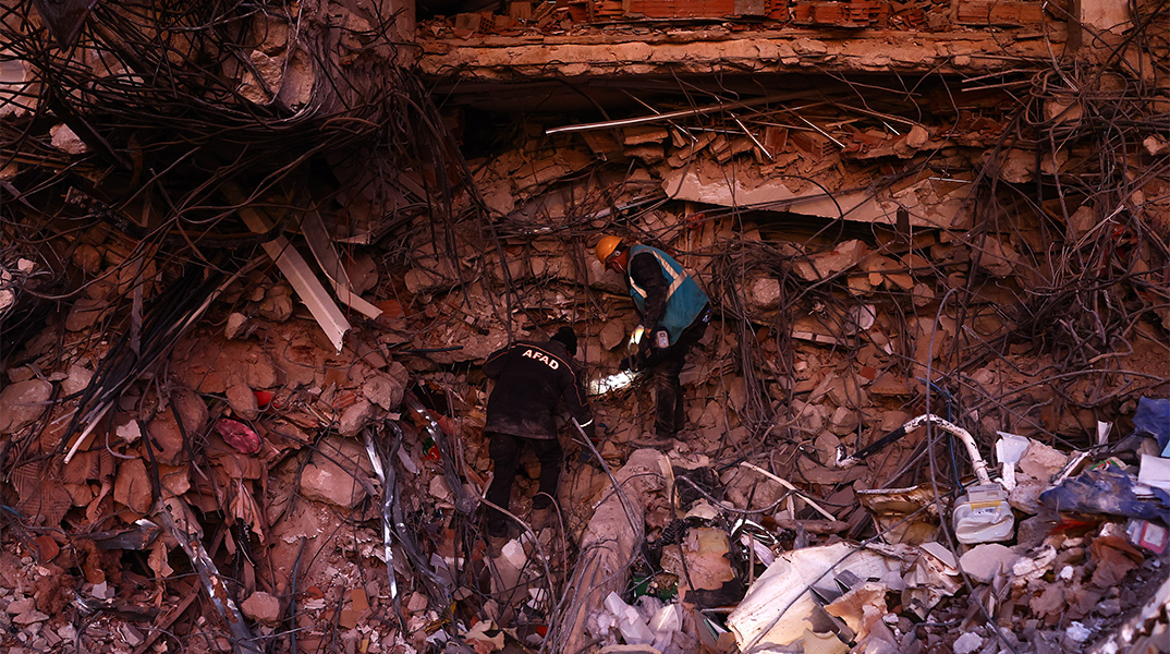 Διασώστες στα χαλάσματα