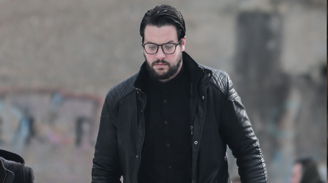 Ο Μάνος Δασκαλάκης προσέρχεται για να καταθέσει στη δίκη της Ρούλας Πισπιρίγκου για τα νεκρά παιδιά τους στην Πάτρα