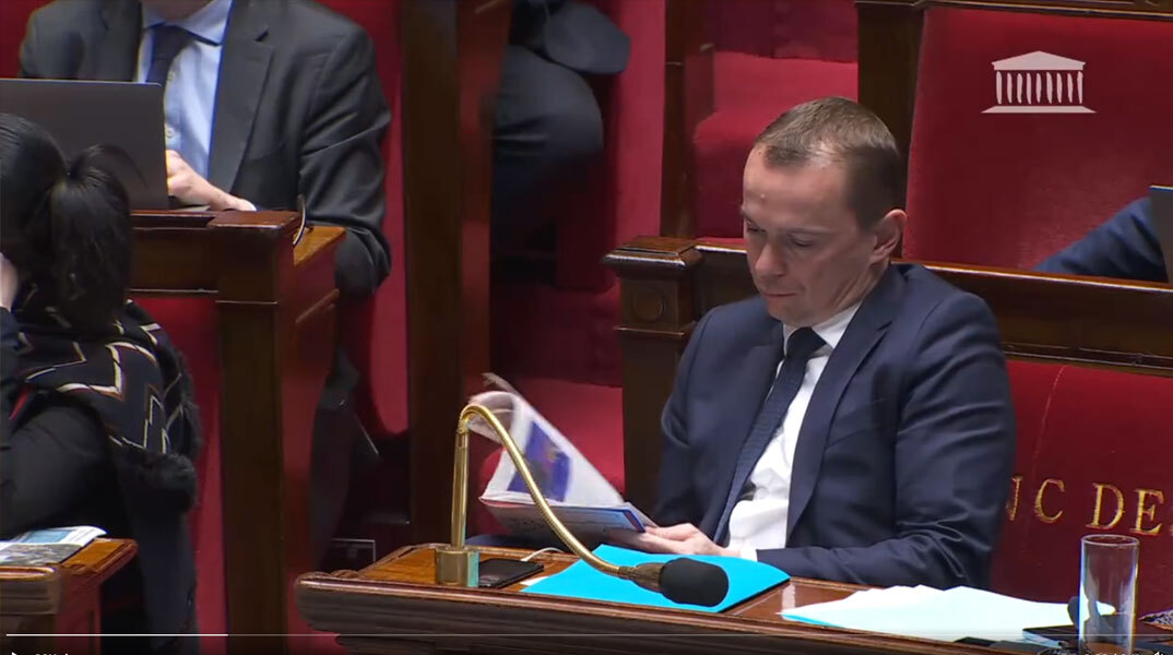 Ο υπουργός Εργασίας της Γαλλίας δέχτηκε σφοδρή κριτική, καθώς έλυνε σταυρόλεξο την ώρα της συζήτησης στη Βουλή για το συνταξιοδοτικό