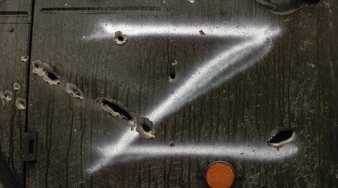 Το γράμμα «Z» στην πόρτα κατεστραμμένου ρωσικού στρατιωτικού οχήματος στην Ουκρανία