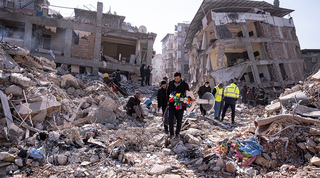 Κτίρια ισοπεδώθηκαν από τον φονικό σεισμό των 7,8 Ρίχτερ στην Τουρκία και τη Συρία