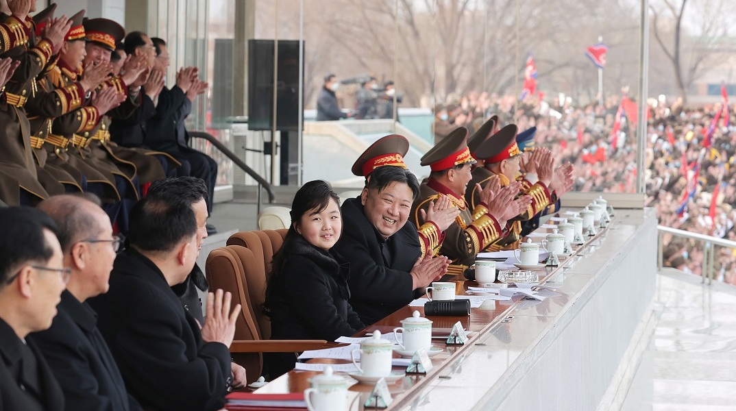 Βόρεια Κορέα: Σπάνια δημόσια εμφάνιση της κόρης του Κιμ Γιονγκ Ουν σε γήπεδο