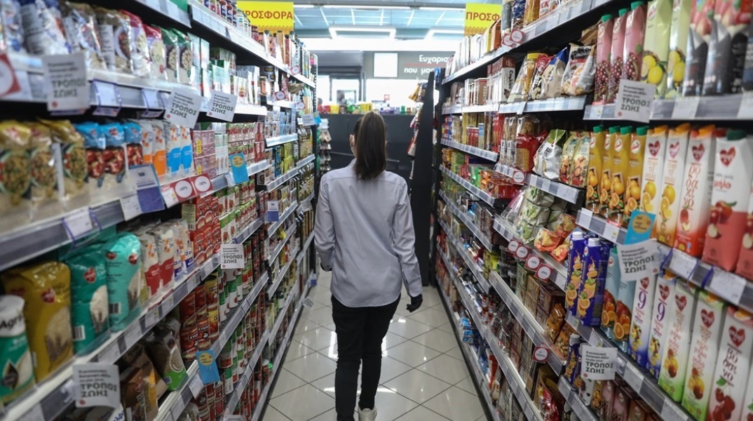 Γυναίκα σε διάδρομο προϊόντων σούπερ μάρκετ