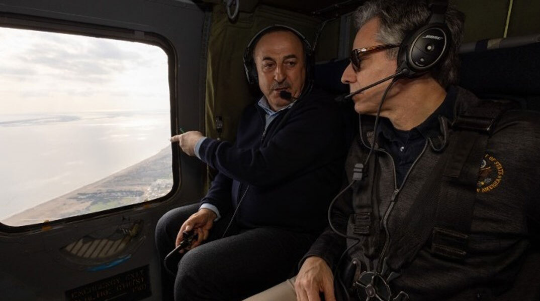Ο Άντονι Μπλίνκεν με τον Μεβλούτ Τσαβούσογλου πετούν με ελικόπτερο πάνω από τις περιοχές που κατέκτησε ο σεισμός