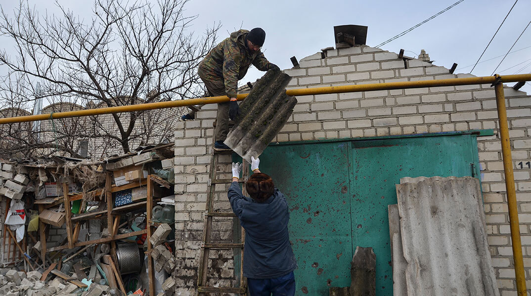Κάτοικοι στη Χερσώνα της Ουκρανίας προσπαθούν να σώσουν ό,τι σώζεται σε σπίτι μετά τον ρωσικό βομβαρδισμό
