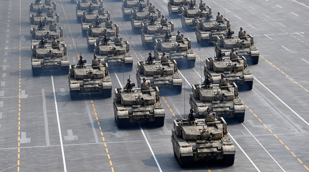 Κινεζικά τανκς σε στρατιωτική παρέλαση στο Πεκίνο
