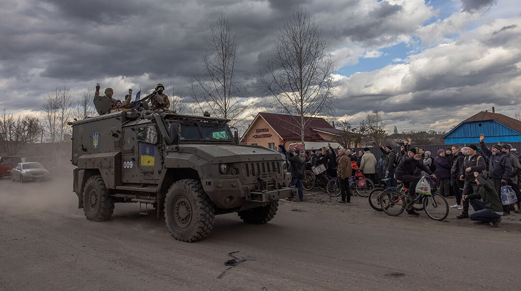 Ουκρανοί στρατιώτες κατευθύνονται στην πρώτη γραμμή του μετώπου υπό τις επευφημίες πολιτών