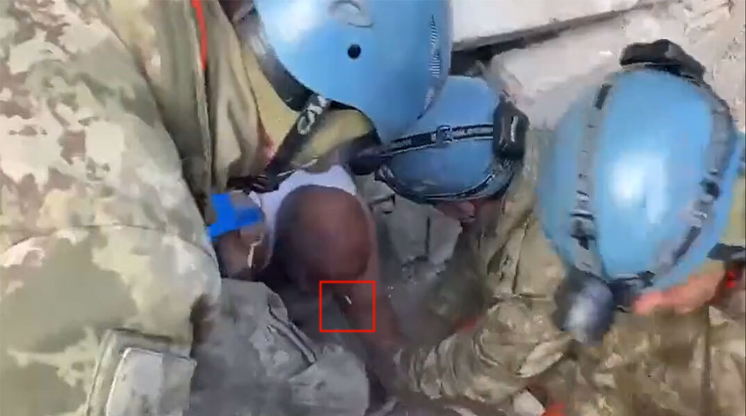 Με το τσιγάρο στο στόμα απεγκλωβίστηκε ζωντανός άνδρας στην Τουρκία μετά τον σεισμό