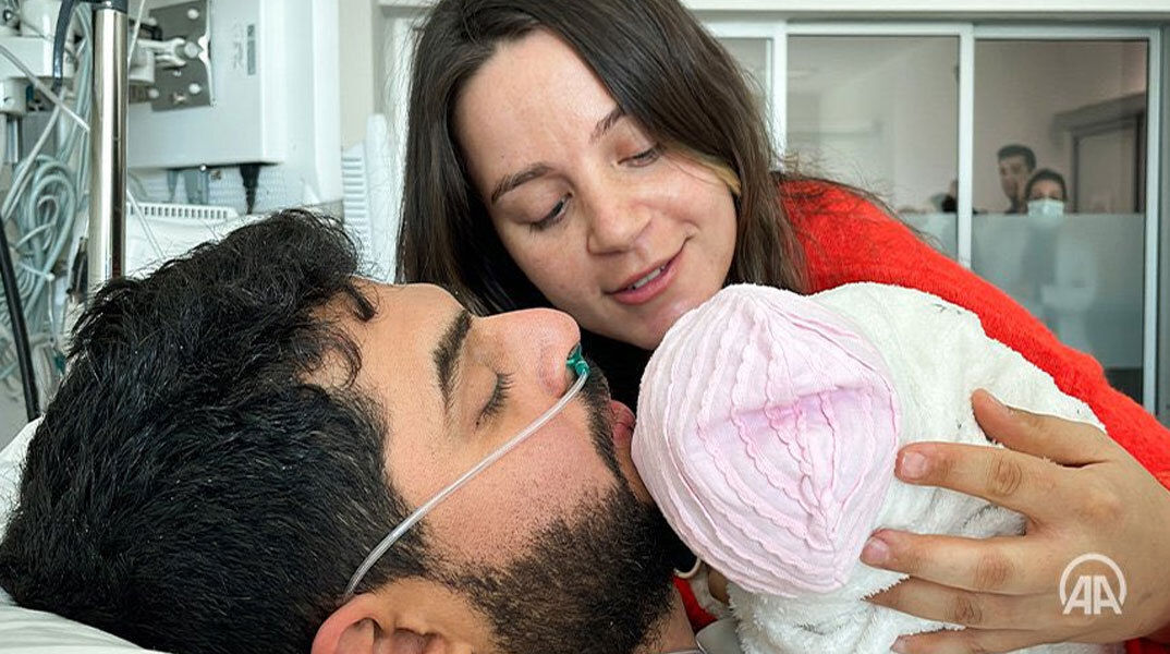 Πατέρας στην Τουρκία φιλά τη νεογέννητη κόρη του στο νοσοκομείο μετά από 11 ημέρες στα ερείπια