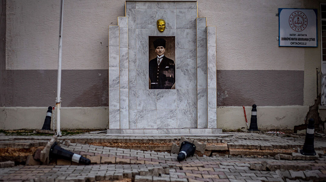 Πορτρέτο του Κεμάλ Ατατούρκ, ιδρυτή της Τουρκικής Δημοκρατίας, σε χωριό στην Τουρκία στο οποίο προκάλεσε καταστροφές ο σεισμός