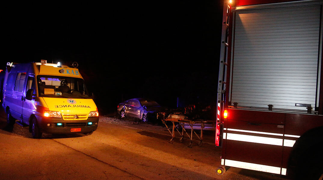 Ασθενοφόρο του ΕΚΑΒ και πυροσβεστικό όχημα στο σημείο όπου σημειώθηκε το τροχαίο δυστύχημα