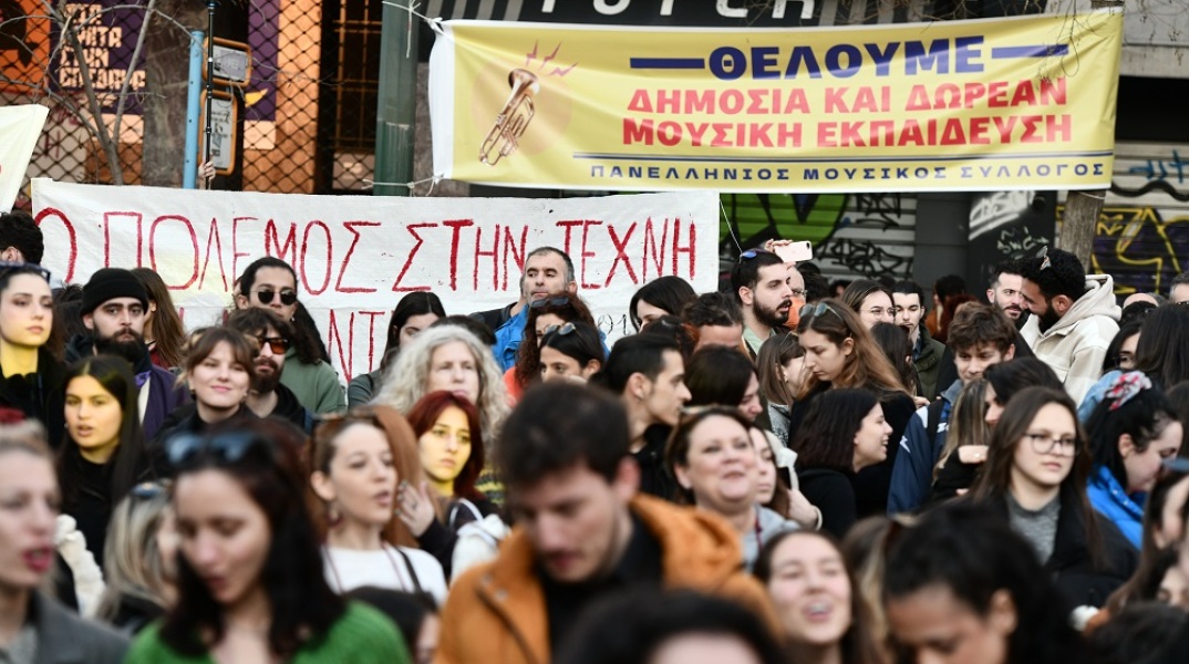 [359433] ΣΥΝΑΥΛΙΑ ΑΛΛΗΛΕΓΓΥΗΣ ΣΤΟΝ ΣΥΝΕΧΙΖΟΜΕΝΟ ΑΓΩΝΑ ΤΩΝ ΚΑΛΛΙΤΕΧΝΩΝ ΓΙΑ ΤΗΝ ΚΑΤΑΡΓΗΣΗ ΤΟΥ Π.Δ. 85 (ΤΑΤΙΑΝΑ ΜΠΟΛΑΡΗ/EUROKINISSI)