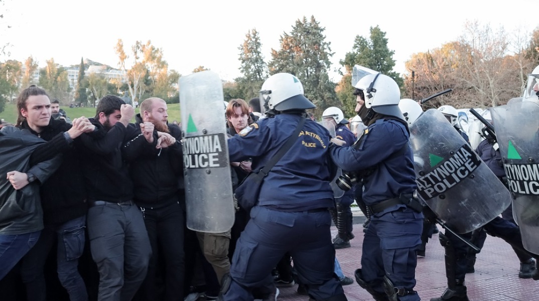 Ένταση μεταξύ αστυνομικών δυνάμεων και εκπαιδευτικών έξω από το Μέγαρο Μουσικής