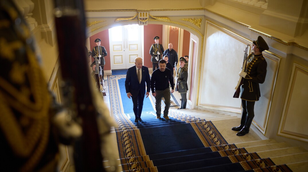 Τζο Μπάιντεν και Βολοντίμιρ Ζελένσκι μπαίνουν στο Προεδρικό Μέγαρο στο Κίεβο