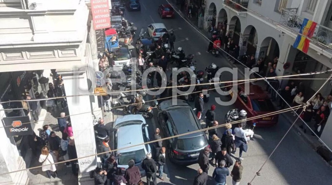 Πάτρα: Χτυπούσε τη σύντροφό του στη μέση του δρόμου - Του επιτέθηκαν οι περαστικοί