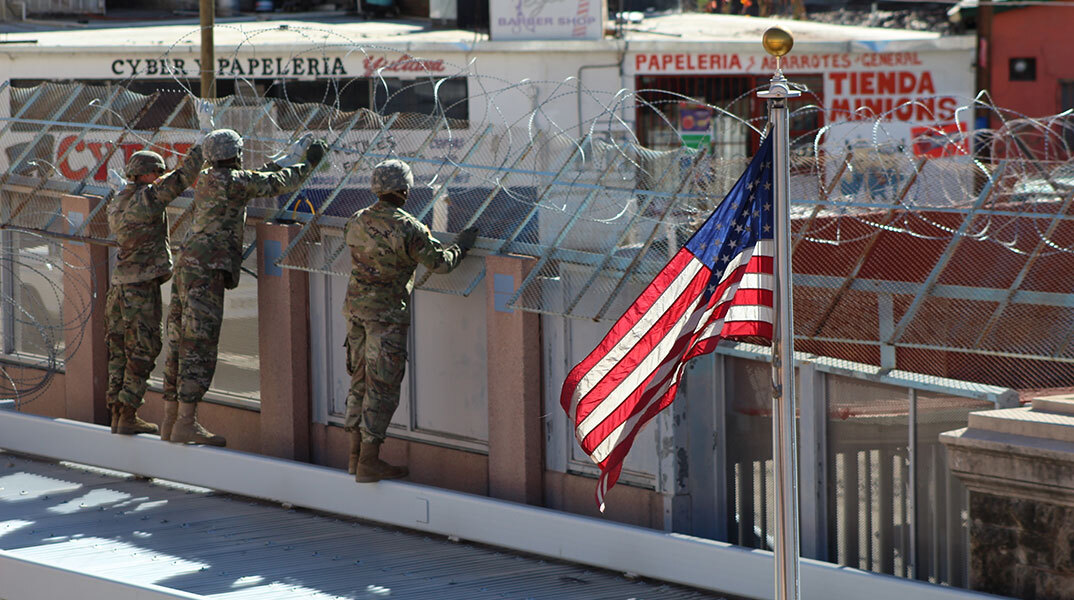 Αμερικανοί στρατιώτες στην Αριζόνα των ΗΠΑ τοποθετούν συρματόπλεγμα σε συνοριακό πέρασμα με το Μεξικό