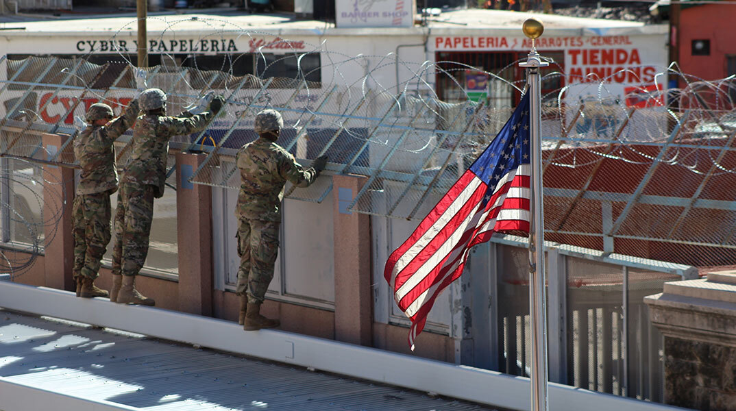 Αμερικανοί στρατιώτες στην Αριζόνα των ΗΠΑ τοποθετούν συρματόπλεγμα σε συνοριακό πέρασμα με το Μεξικό