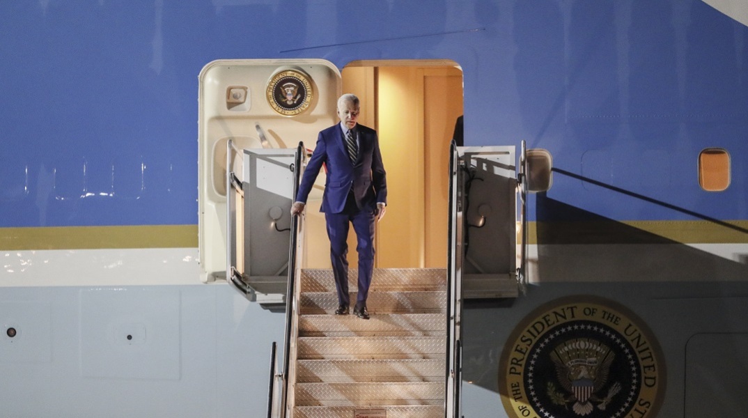 Τζο Μπάιντεν: Στραβοπάτησε καθώς ανέβαινε τις σκάλες προς το Air Force One