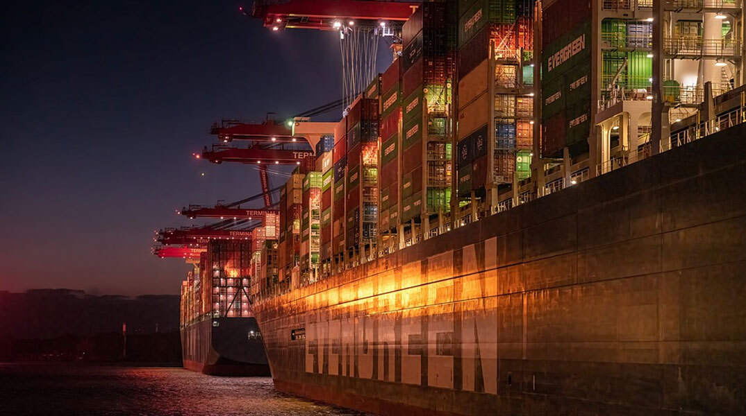 Φορτηγό πλοίο με κοντέινερ σε λιμάνι