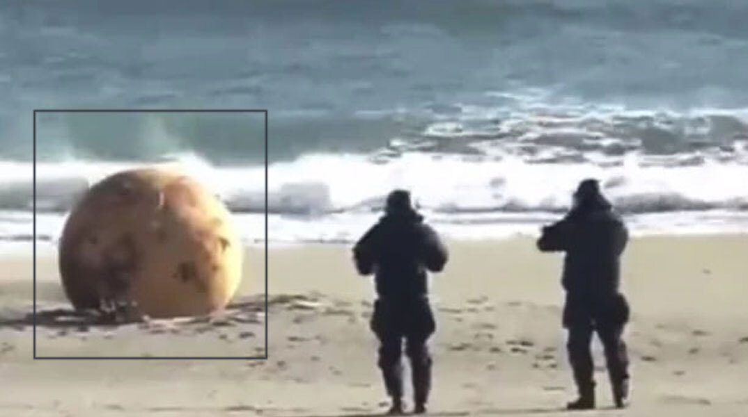 Η μεταλλική μπάλα σε παραλία στην Ιαπωνία